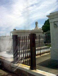 Strange fog in New Orleans cemetery ghost picture from Anna G.
